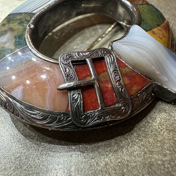 Victorian/Art Nouveau Scottish Agate brooch. 9 stones with silver buckle. - Picture 1 of 4
